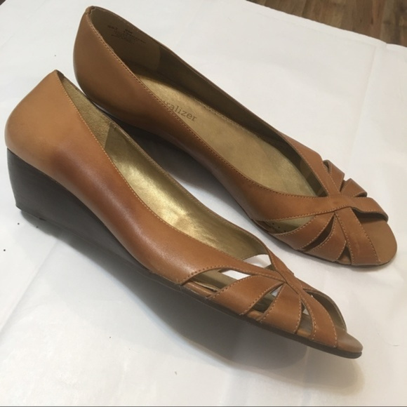 naturalizer kitten heels